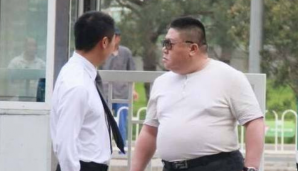 曾一次性喝27扎啤酒，因“翻譯官”一角走紅，劉金山如今怎麼樣了