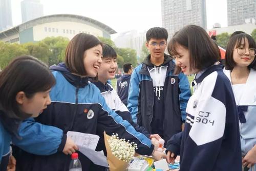 為啥小學學霸到初中不靈了?兒子進初中頻頻掉坑,讓我明白這幾點 為啥小學學霸到初中不靈了?兒子進初中頻頻掉坑,讓我明白這幾點