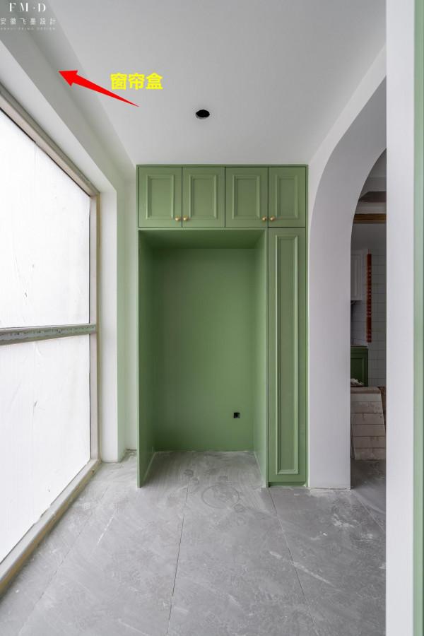 陽臺定製一組儲物櫃，放得下冰箱，也容得下零食櫃，收納能力翻倍