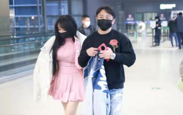 冉瑩穎真不怕凍，機場穿粉嫩超短裙好清涼，老公滿臉寫著不痛快