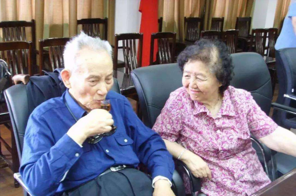 一生&OpenCurlyDoubleQuote;不離&rdquo;酒，活到112歲，酒界泰斗如此長壽，和酒有關嗎？