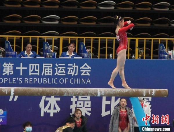 體操奧運選手同場競技 全運會賽場再現“袋鼠搖手”