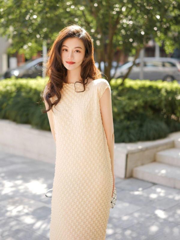 今年流行羽絨服搭配針織褲，百搭又時尚，普通女生也能穿出高階感