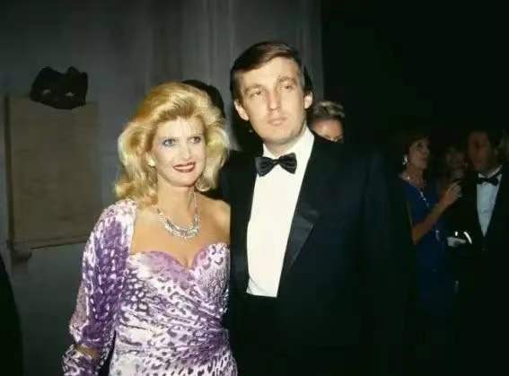 28歲伊凡娜二婚嫁特朗普,穿露肩白婚紗太驚豔,31歲特朗普也英俊 28歲伊凡娜二婚嫁特朗普,穿露肩白婚紗太驚豔,31歲特朗普也英俊