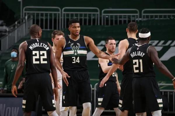 聖誕大戰紅黑榜，威少打鐵衝上熱搜，庫裡33分助勇士重返聯盟第一