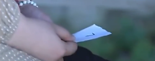 小孩擁有神奇天眼，矇眼看牌識字不在話下，這究竟是怎麼回事？