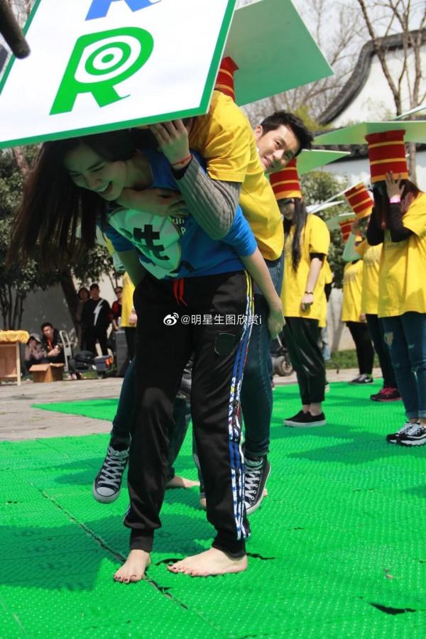 宋佳 跑男綜藝現場（大圖）脫襪赤足滿場跑