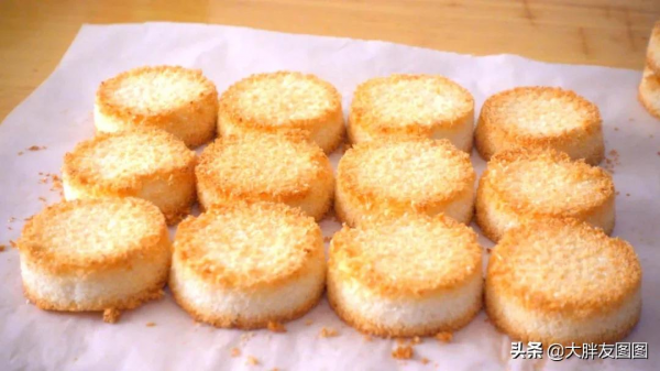 沒有面粉，2種材料做椰蓉餅乾，一入口就化了