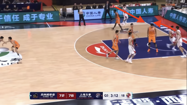 江蘇全隊為李楠兒子創造出空位三分機會後,李楠兒子卻接球脫手了 江蘇全隊為李楠兒子創造出空位三分機會後,李楠兒子卻接球脫手了