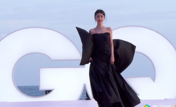 GQ沙灘紅毯來了!熱巴雀斑妝迷人,baby仙裙迎戰,關曉彤造型失策 GQ沙灘紅毯來了!熱巴雀斑妝迷人,baby仙裙迎戰,關曉彤造型失策