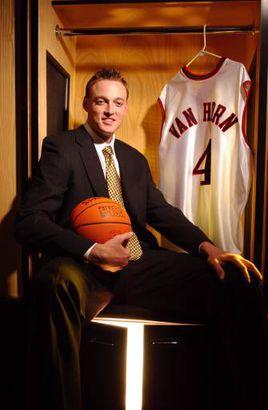 麥迪是97年首輪9號秀，當年順位在他之前的8人最終成就如何？