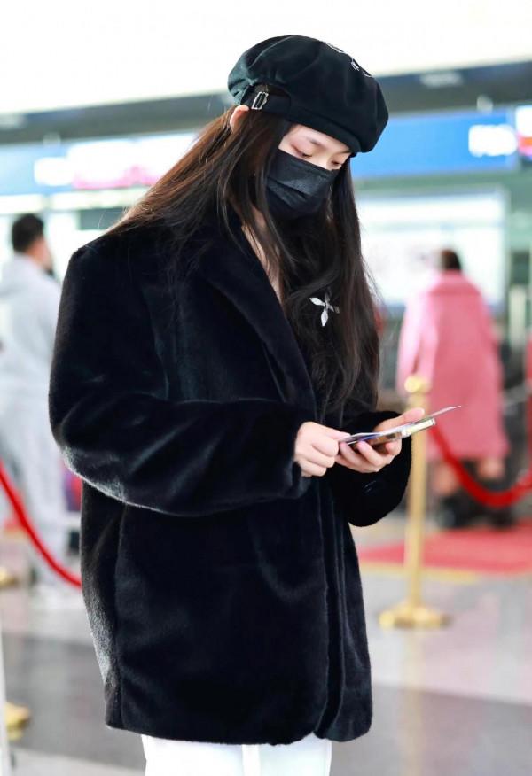 林允私服，頭戴貝雷帽，身穿貂皮短大衣，低調耐看