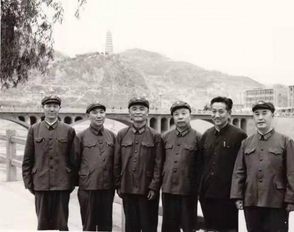 1982年杜義德退居二線後，向組織上提一請求，鄧公：你不要湊熱鬧