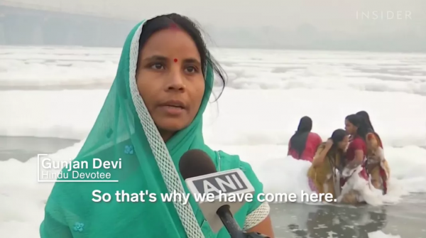 河裡漂滿有毒泡沫,印度民眾一臉從容跳進去沐浴刷牙 河裡漂滿有毒泡沫,印度民眾一臉從容跳進去沐浴刷牙