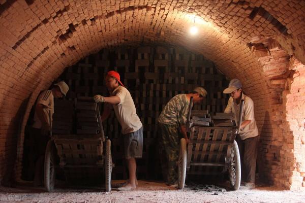 農村最常見的紅磚與泥土，怎麼就成了最緊俏的建材？