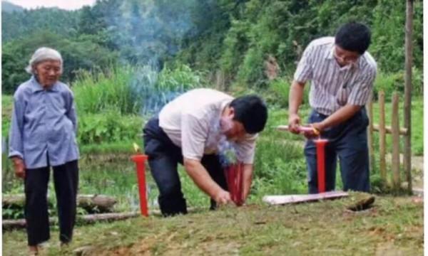 項英保姆，給偉人弟弟守墓75年，去世前囑咐後人：把墓守下去