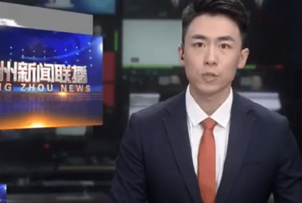 《杭州新聞聯播》提詞器宕機，男主播表情管理失控，狂按遙控被嘲