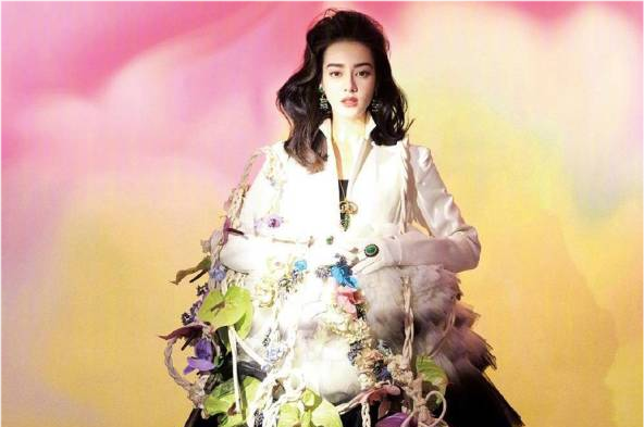 熱巴閉年大刊造型徹底封神！嘗試新風格形象大變，穿貂皮高調炫富