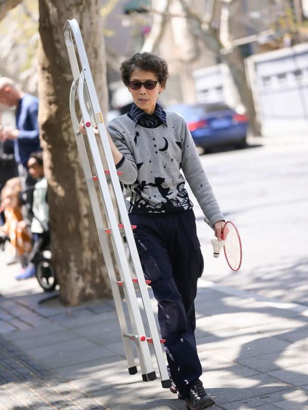 穿對了就很美！上海平均65歲的大媽，打扮優雅時尚，比年輕人講究