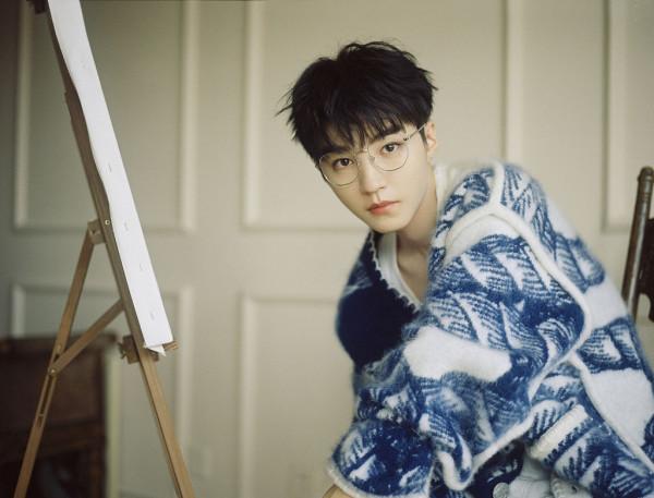 王俊凱執筆著墨變多才小畫家 留劉海戴眼鏡文藝範吸睛