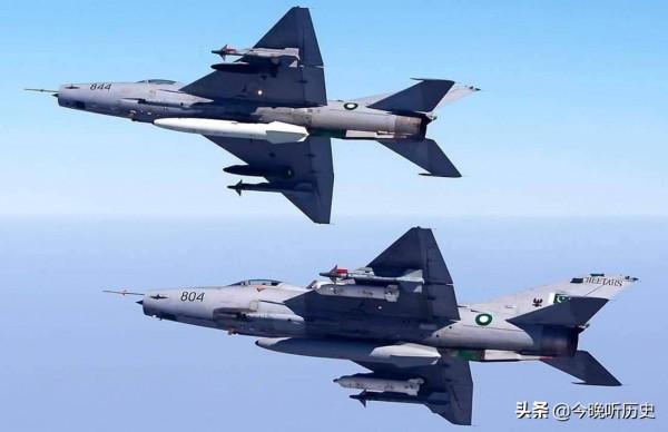 巴基斯坦要求改進殲7座艙，巴空軍中將親自示範：這裡要和F16一樣