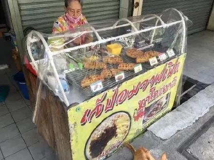 好勤勞的貓貓，小小年紀就出來打工補貼家用了