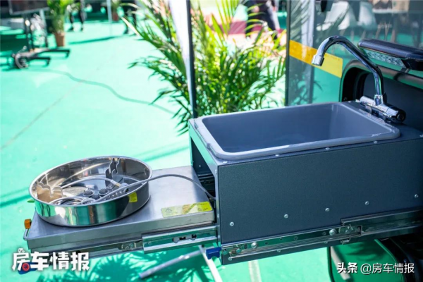10.8萬的越野房車,能洗澡做飯適合2大1小,開門方式像戰車 10.8萬的越野房車,能洗澡做飯適合2大1小,開門方式像戰車