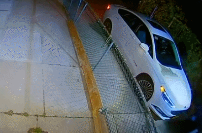 在家門口遭3名黑人搶劫,華人司機用計連開12槍反殺 在家門口遭3名黑人搶劫,華人司機用計連開12槍反殺