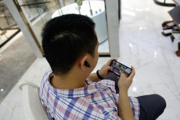 專為遊戲愛好者打造的藍芽耳機，你見過嗎，雷柏VM700S耳機體驗