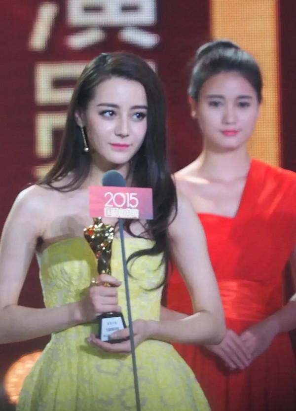 熱巴這身白色裙子好漂亮