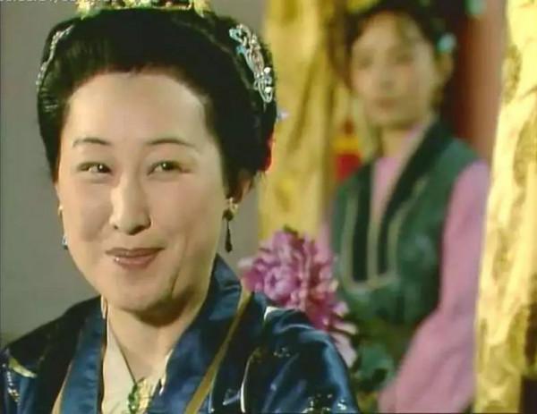 王夫人厭惡乾女兒薛寶琴，因為賈母利用寶琴做的四件事羞辱了薛家