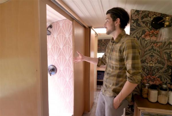 一家四口低價買2001年廢舊大巴，將22㎡空間變成蝸居，生活太幸福