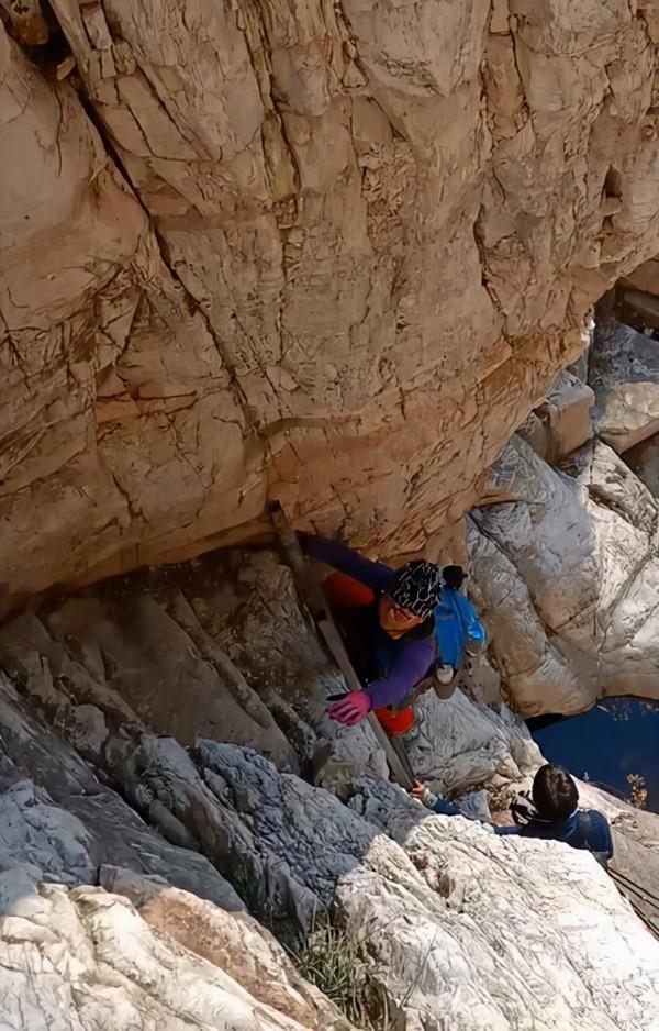 需要的越少快樂越多 在攀崖中尋找快樂的生活 需要的越少快樂越多 在攀崖中尋找快樂的生活