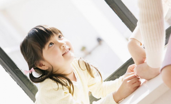 同學嫌棄兒子“嘴太臭”，媽媽帶孩子檢查，醫生取出的顆粒是真臭