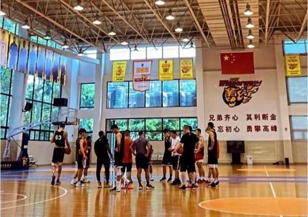 湯傑和劉權標打首發，廣東男籃出現這種陣容，不是沒有原因的