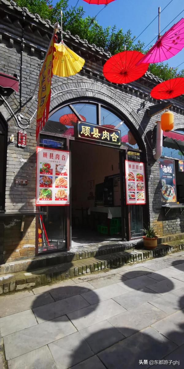 重陽節前推輪椅陪爸媽游龍鳳山古鎮 重陽節前推輪椅陪爸媽游龍鳳山古鎮