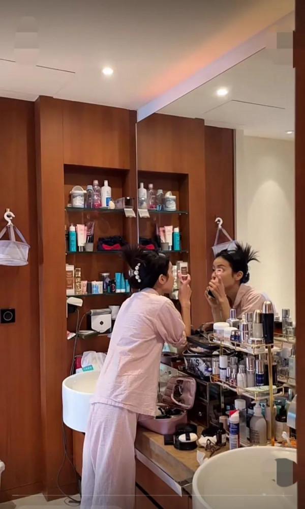 富婆的廁所！賴雨濛高檔護膚品成山，喊話助理：不開美顏拉黑開除