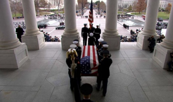 2018年老布什葬禮：希拉里無視特朗普，小布什再次給米歇爾遞糖