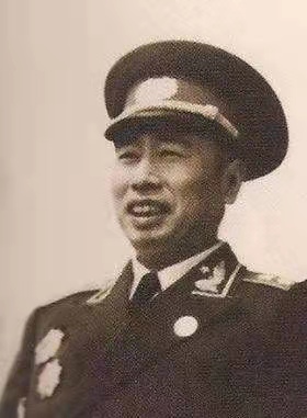 軍隊的第一政委和政委哪個職級高些？