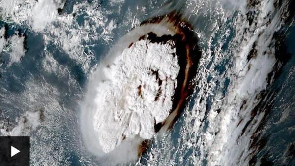 最新航拍照片：湯加王國變成了灰黑色，湯加火山12小時40萬次閃電