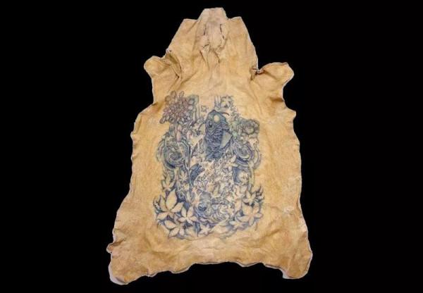 殘忍畫家給豬活體刺青後完整剝離豬皮畫賣100萬元一幅，豬太痛苦