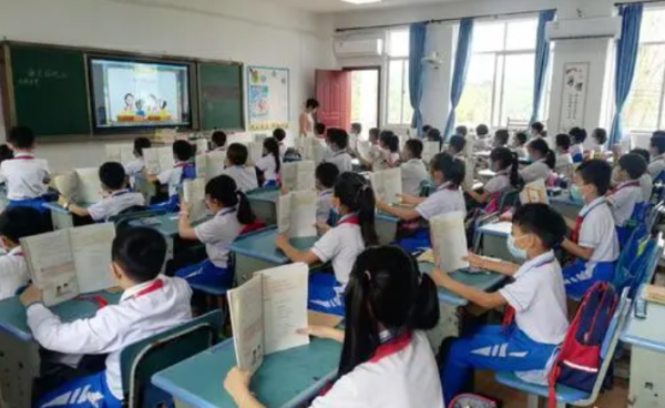 為防學生犯“花痴”，課本教材能有多用心？一組對比圖還原真相