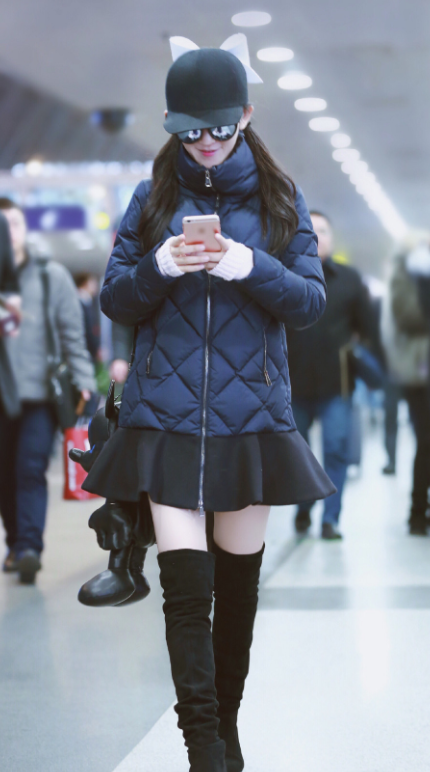 &OpenCurlyDoubleQuote;謝娜&rdquo;的衣品終於逆襲！穿牛油果綠棉服配運動褲，減齡如同18歲