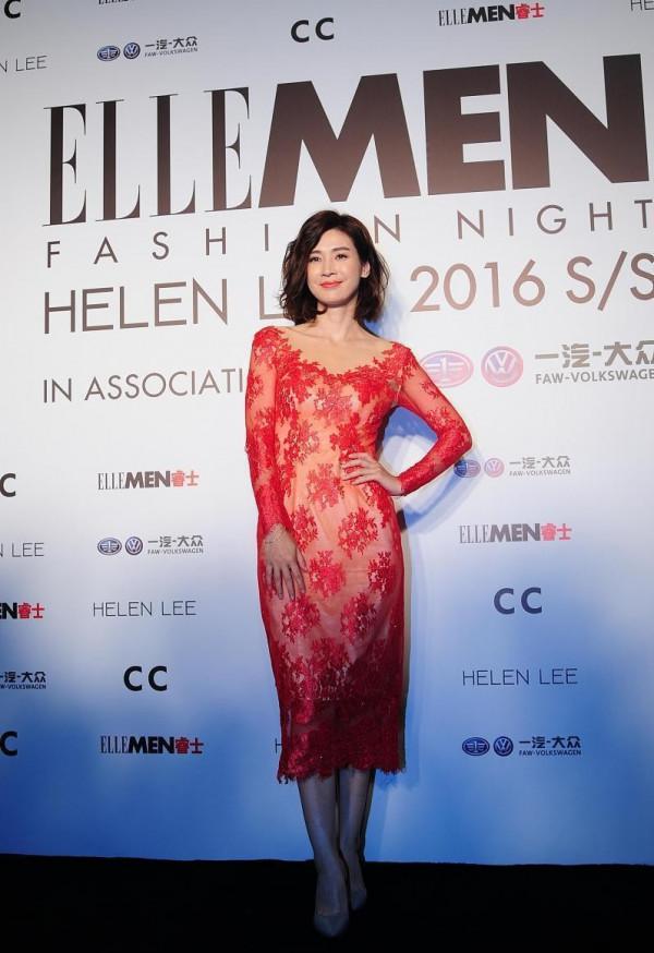 童蕾挺有女人味的，白裙上面鑲亮鑽好吸睛，清純感與成熟感並存