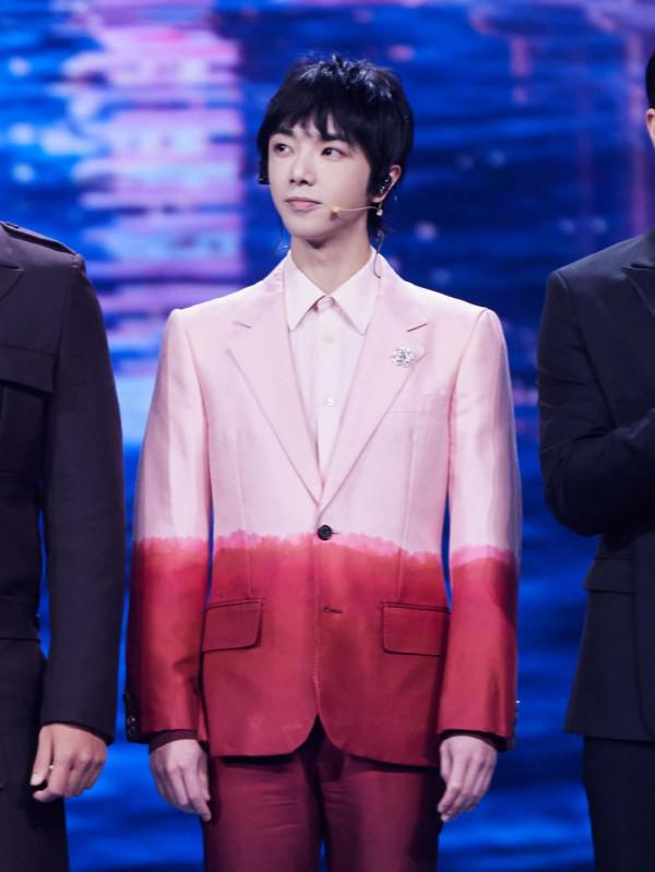 最新氛圍感大片，華晨宇獻唱央視大灣區中秋電影音樂晚會