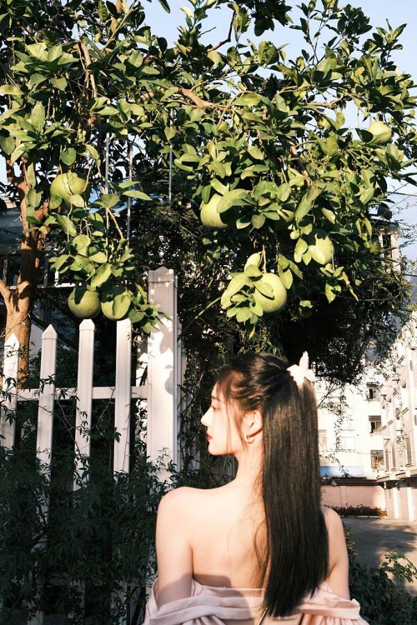 周潔瓊粉色露肩上衣秀精緻鎖骨 低頭甜笑眉眼彎彎超養眼