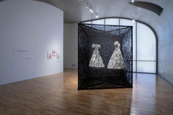 鹽田千春:紅與黑之間 缺席中的存在 鹽田千春:紅與黑之間 缺席中的存在