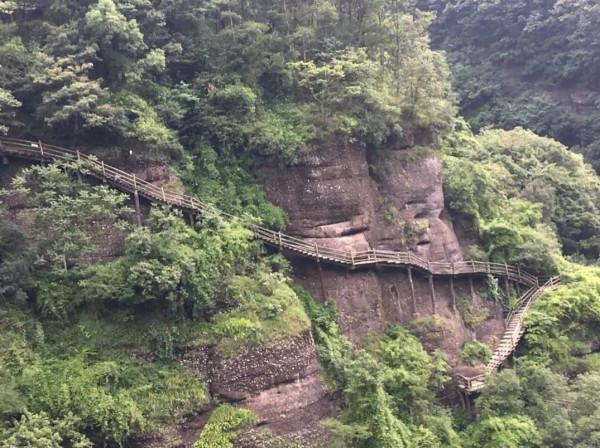 細雨徒步登劍門 細雨徒步登劍門