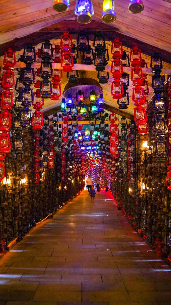 從前有座山，叫虎山；山裡有條溝，叫金葫蘆溝：溝旁有個洞叫？