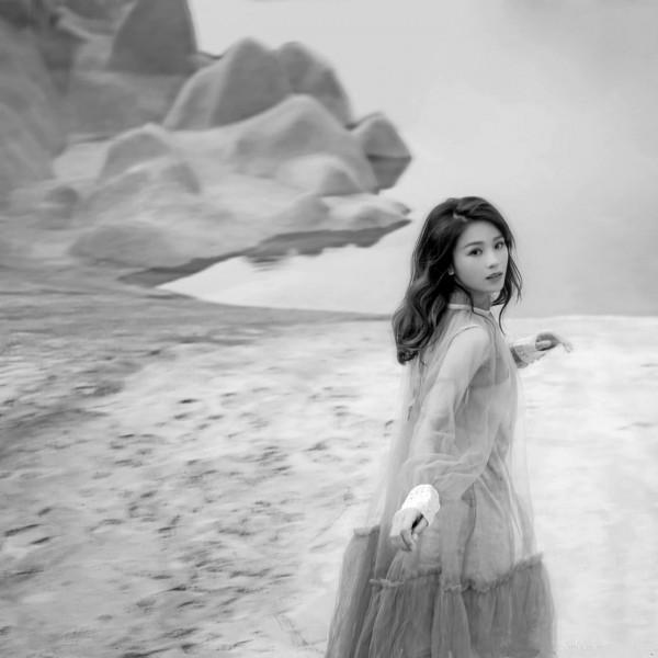 32歲黃英發布新歌宣傳照，兩個孩子的母親依然如少女般純真美麗